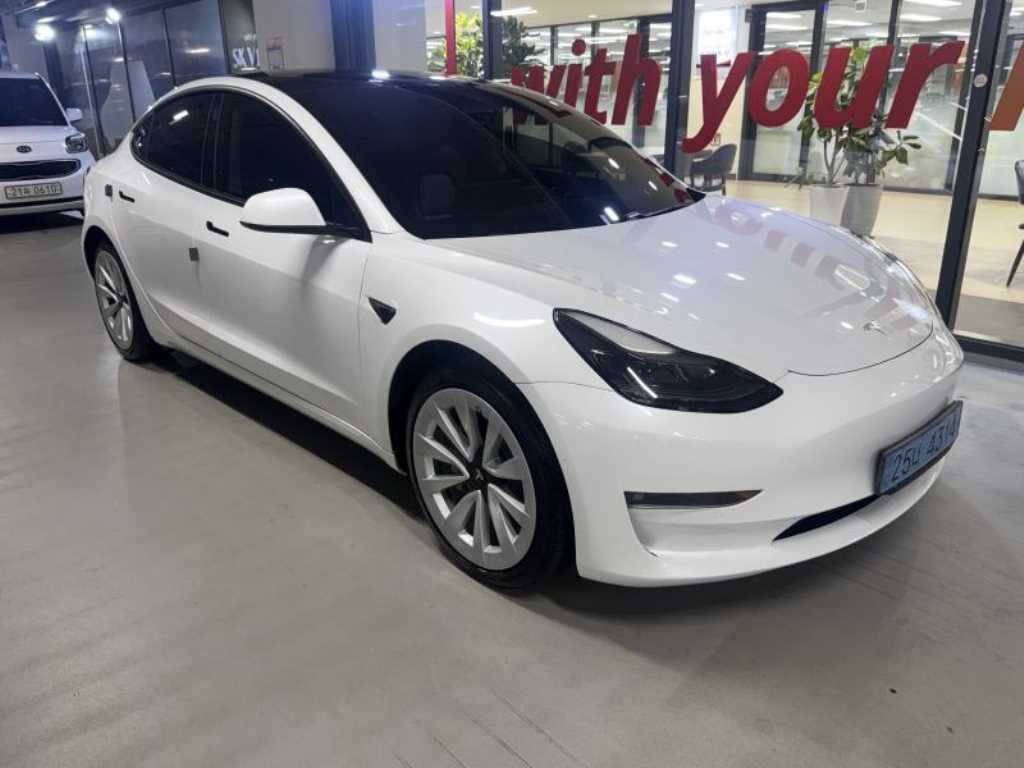 Tesla Model 3 — photo 01