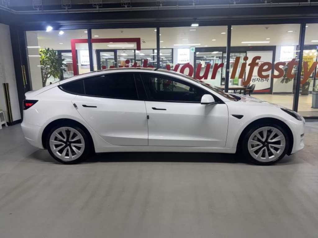 Tesla Model 3 — photo 03