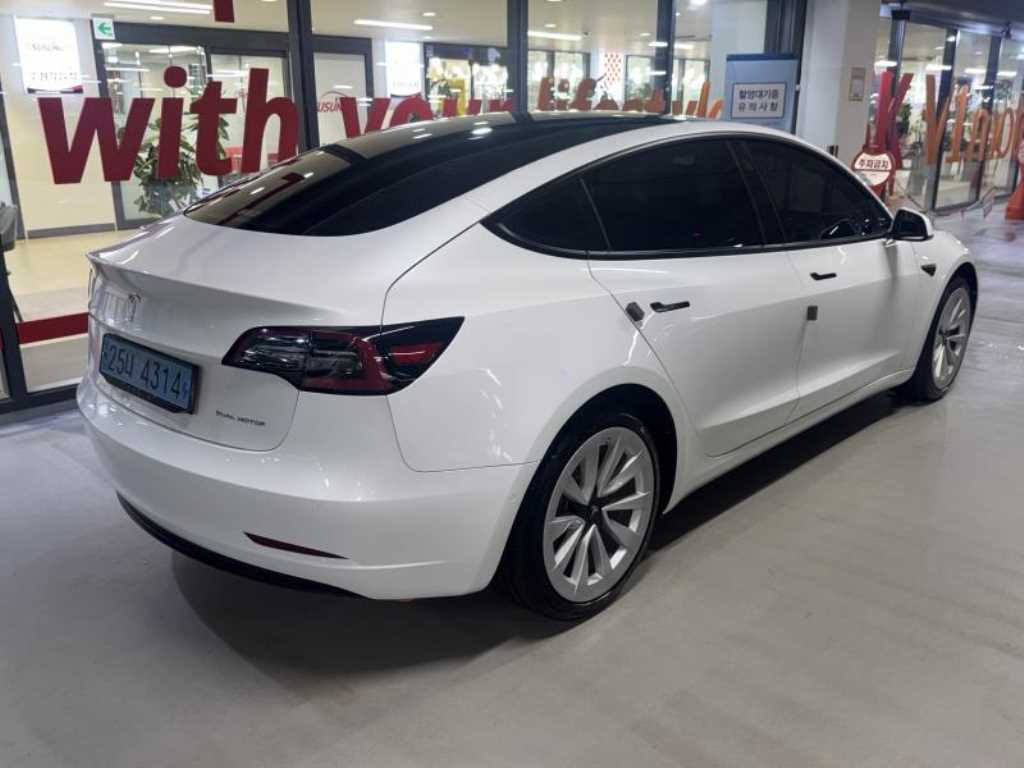 Tesla Model 3 — photo 04