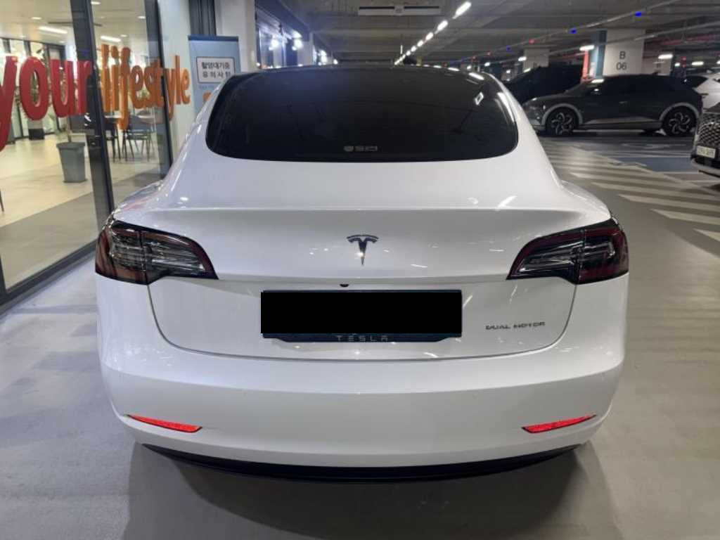 Tesla Model 3 — photo 05