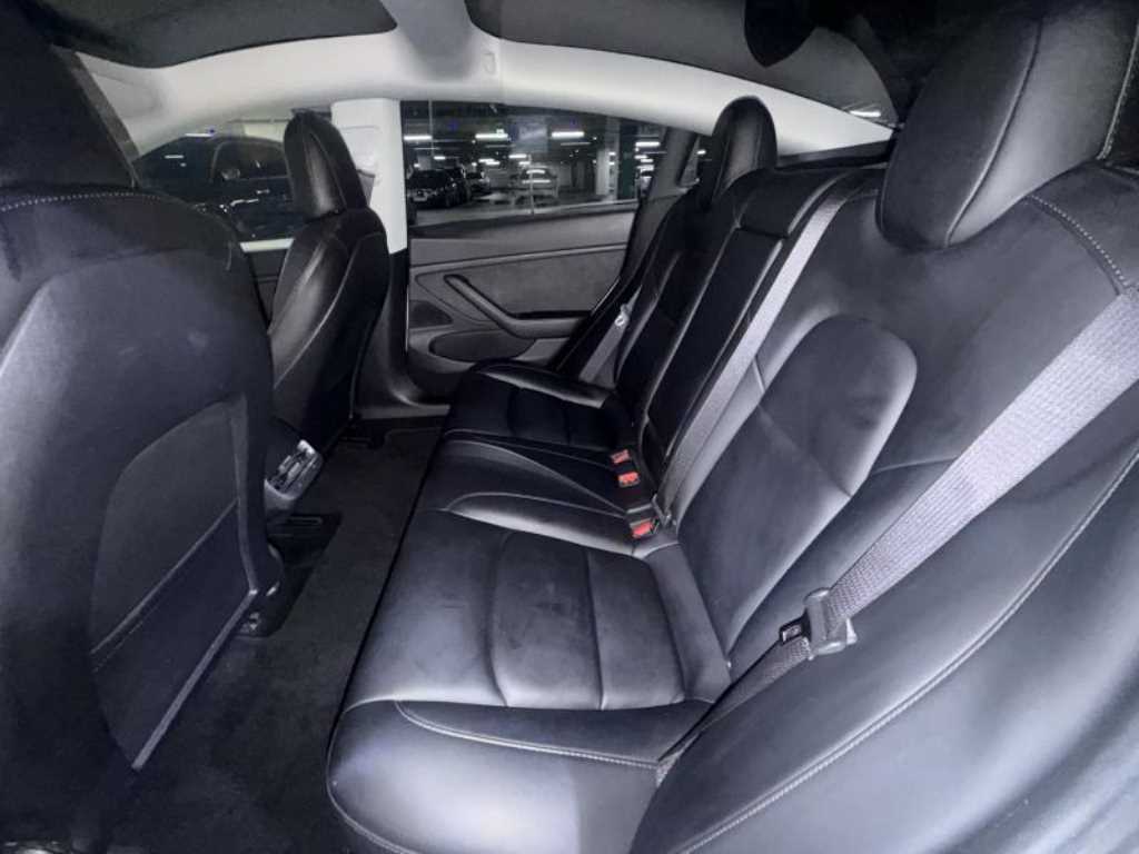 Tesla Model 3 — photo 08