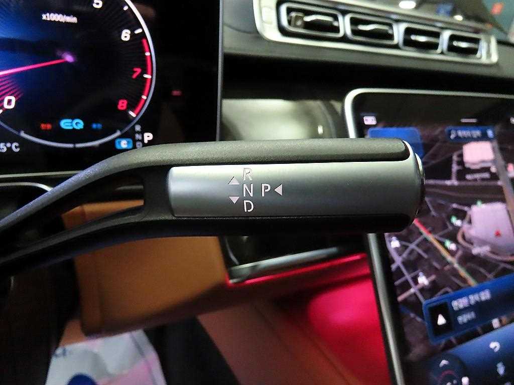 Mercedes-Benz S-Class — photo 12