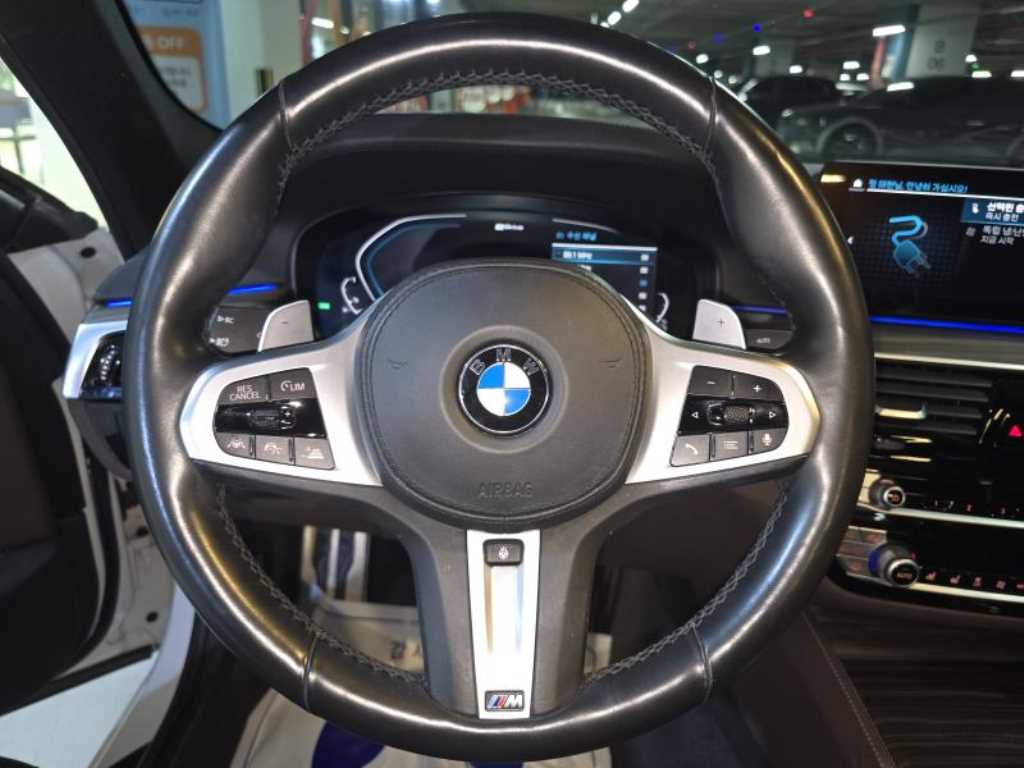 BMW 5-Series — photo 09