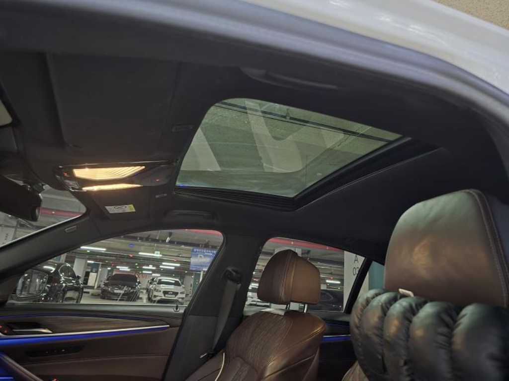 BMW 5-Series — photo 13