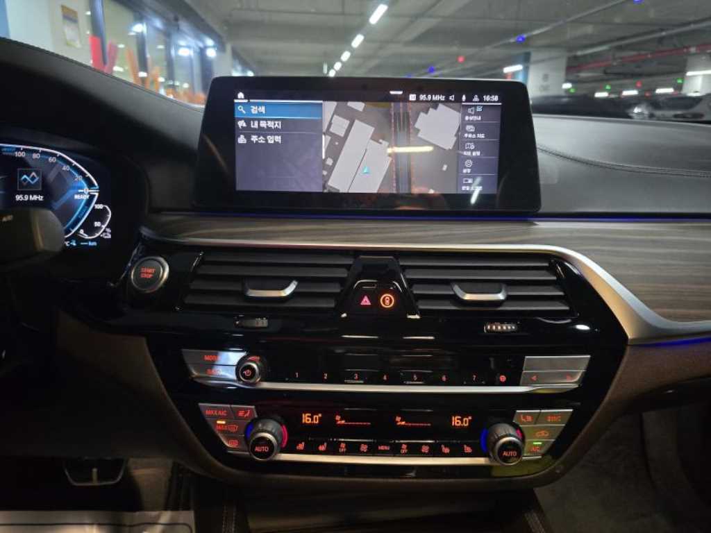 BMW 5-Series — photo 14