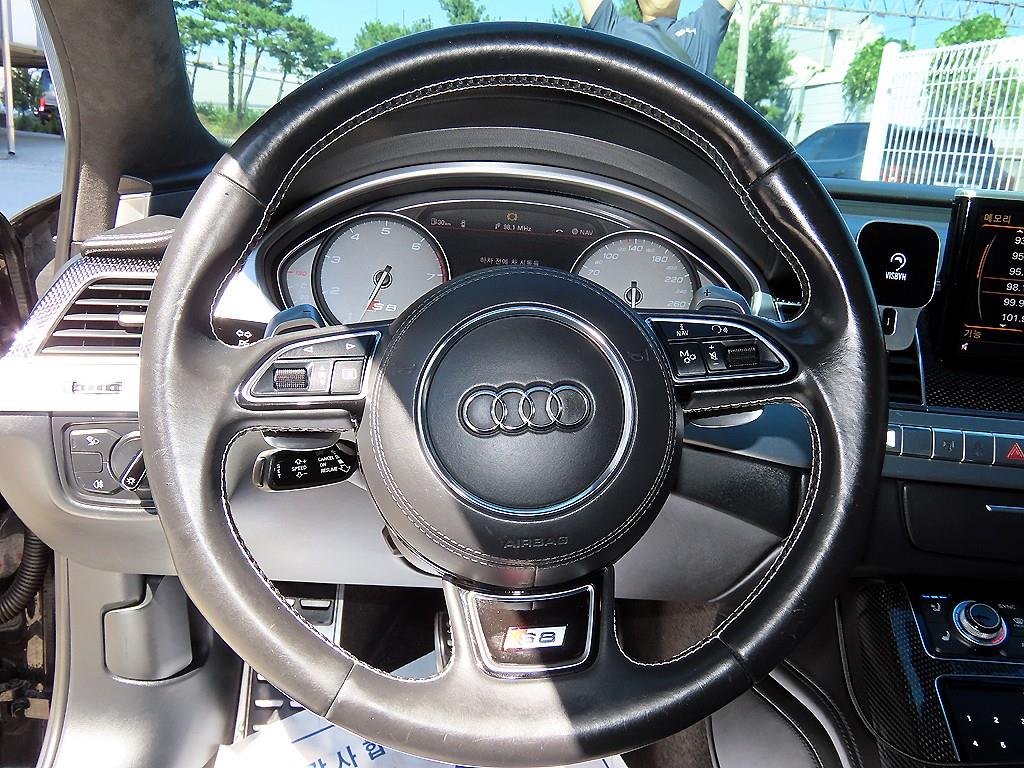 Audi S8 — photo 08