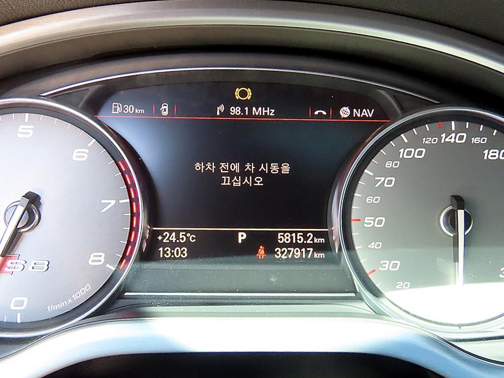 Audi S8 — photo 09