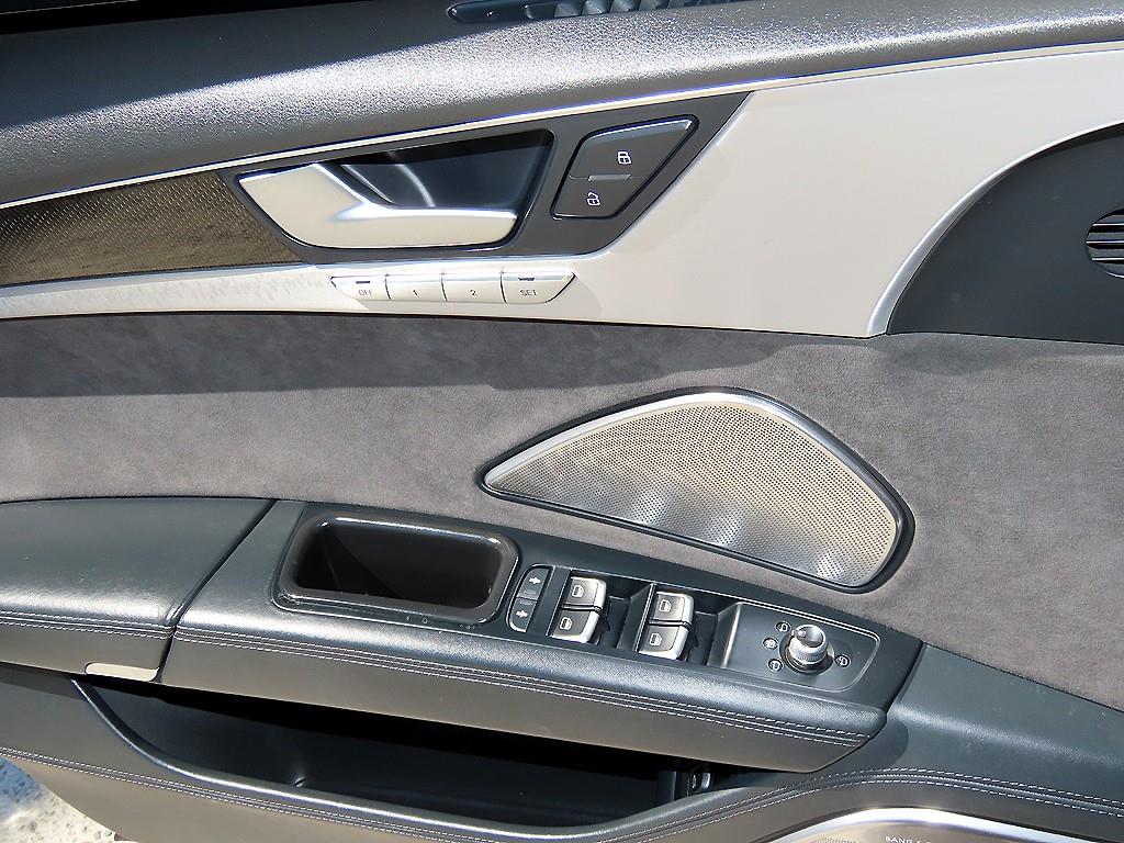 Audi S8 — photo 12