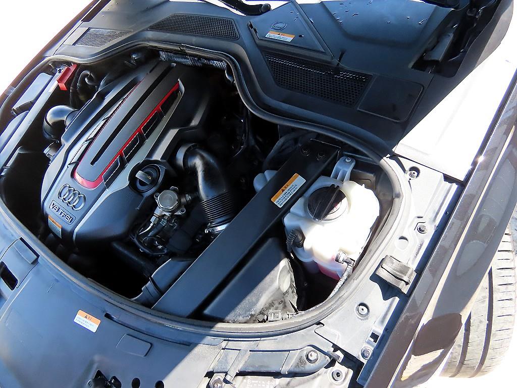 Audi S8 — photo 19
