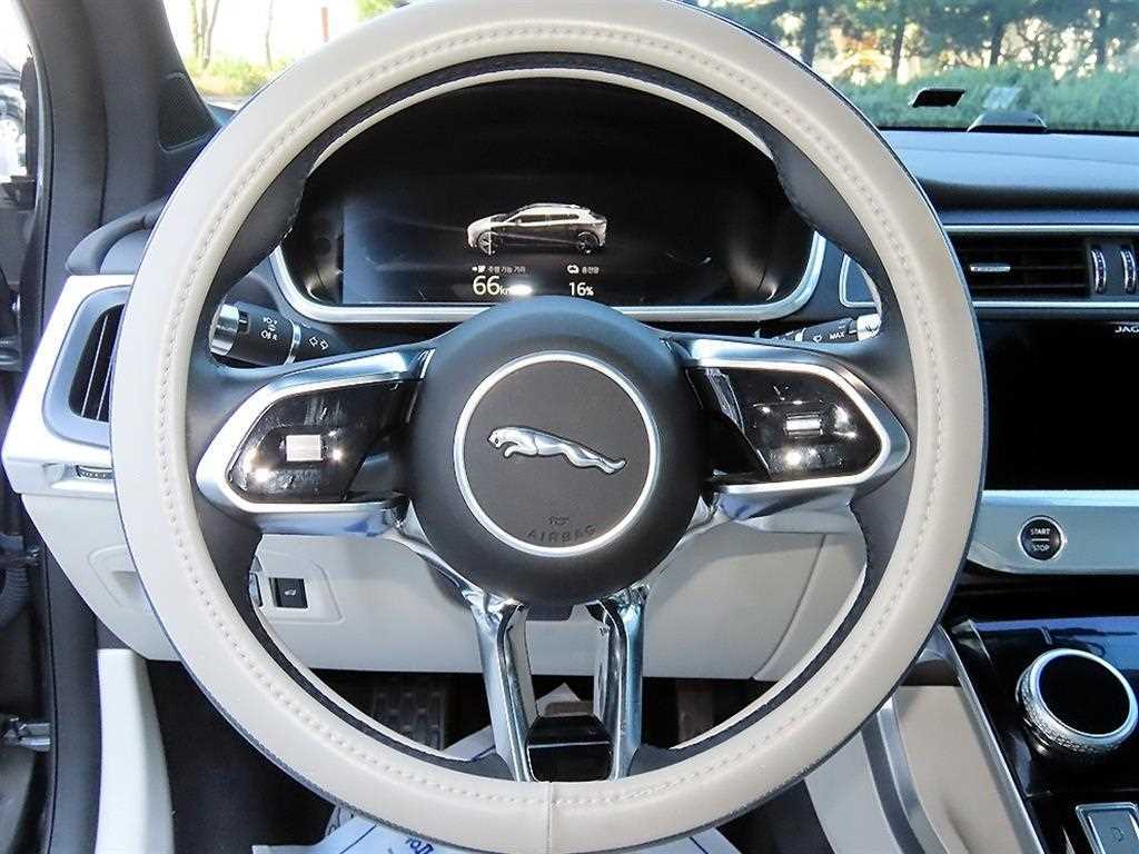 Jaguar I-PACE — photo 08