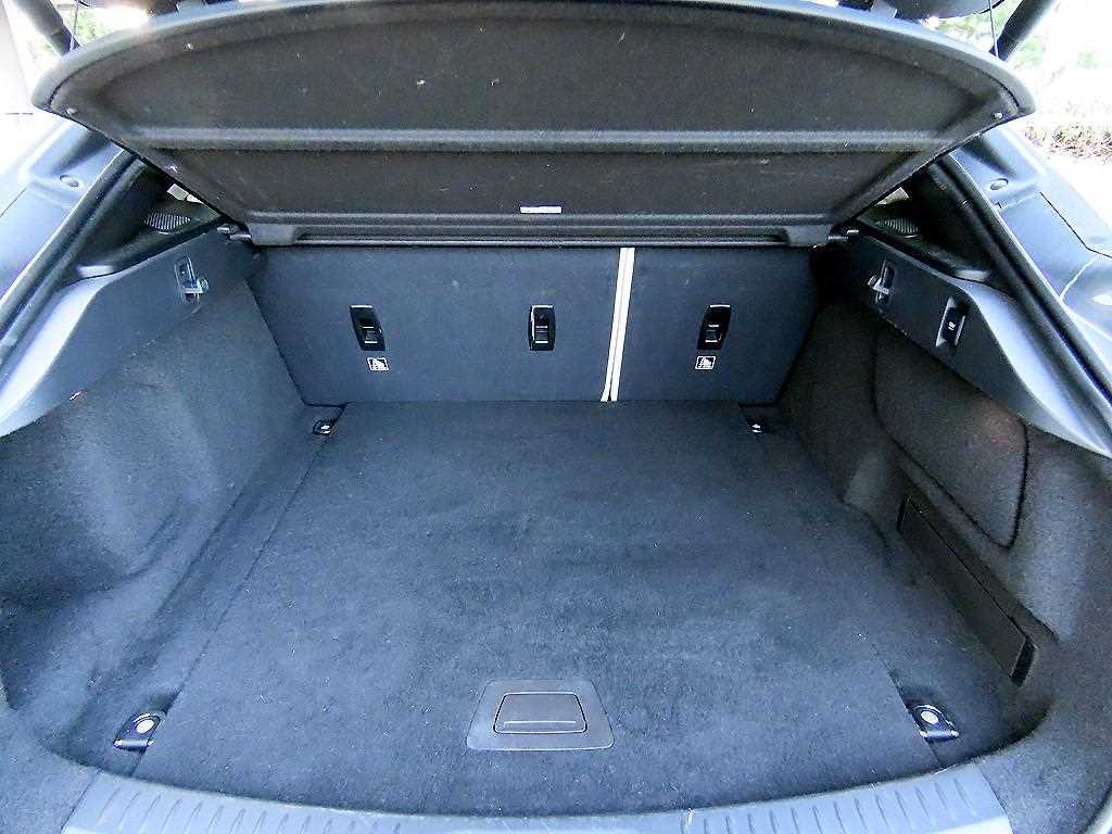 Jaguar I-PACE — photo 16