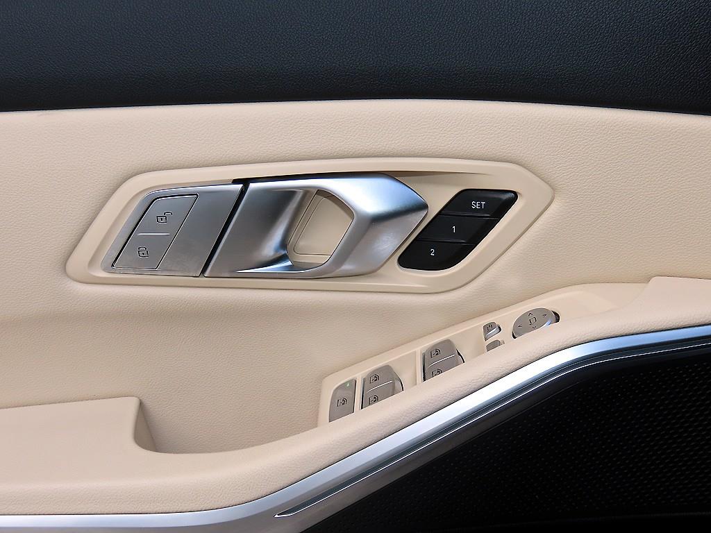 BMW 3-Series — photo 12
