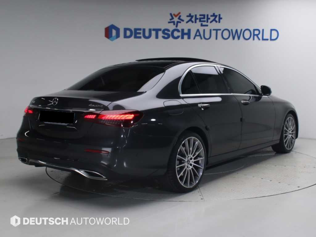 Mercedes-Benz E-Class — photo 02