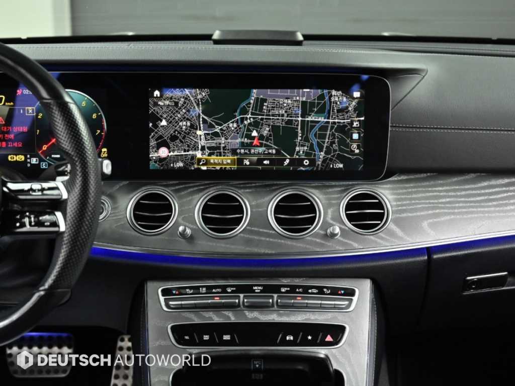 Mercedes-Benz E-Class — photo 14