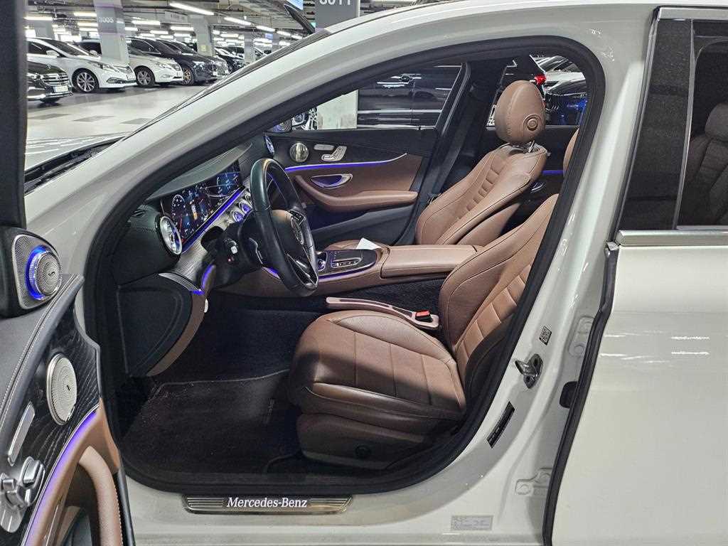 Mercedes-Benz E-Class — photo 12