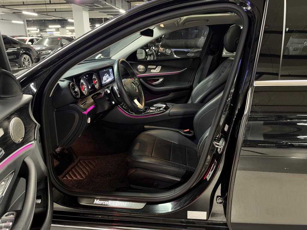 Mercedes-Benz E-Class — photo 07
