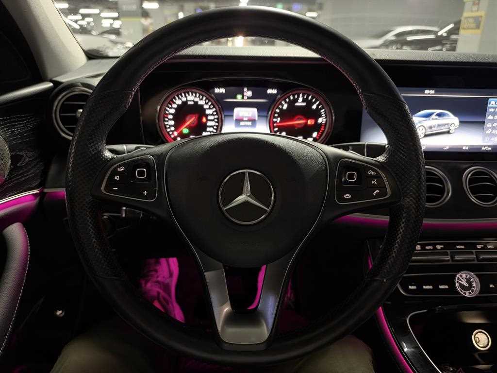 Mercedes-Benz E-Class — photo 09