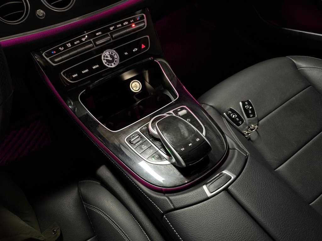 Mercedes-Benz E-Class — photo 10