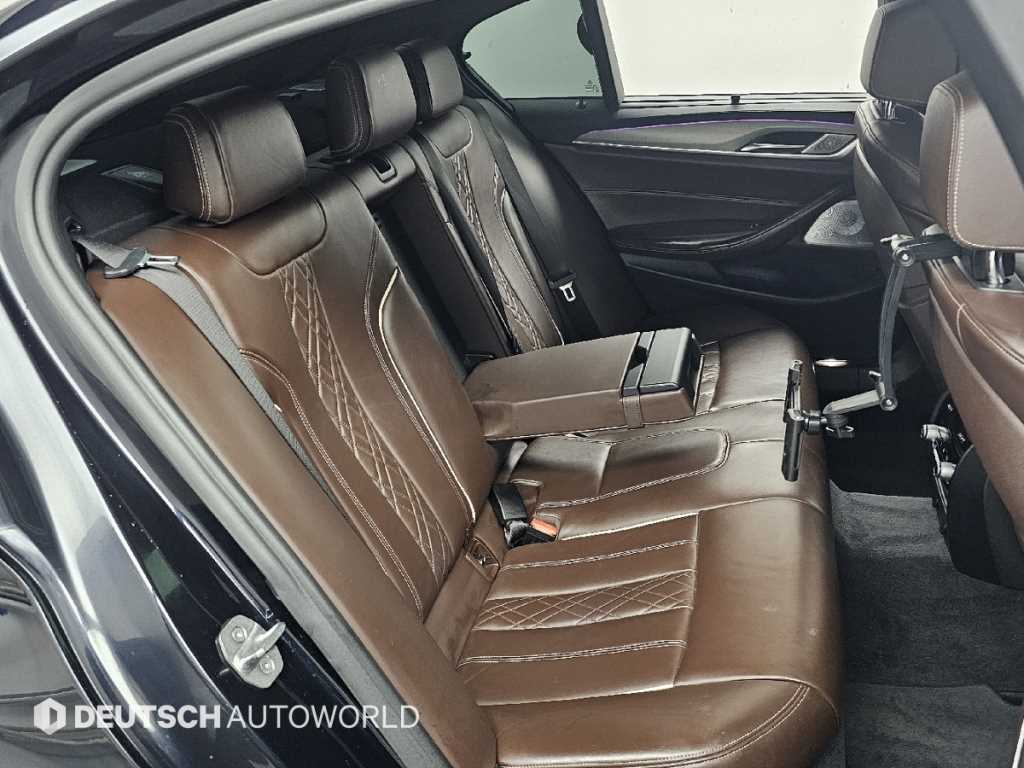 BMW 5-Series — photo 12