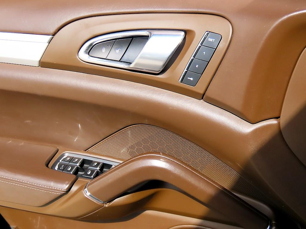 Porsche Cayenne — photo 11