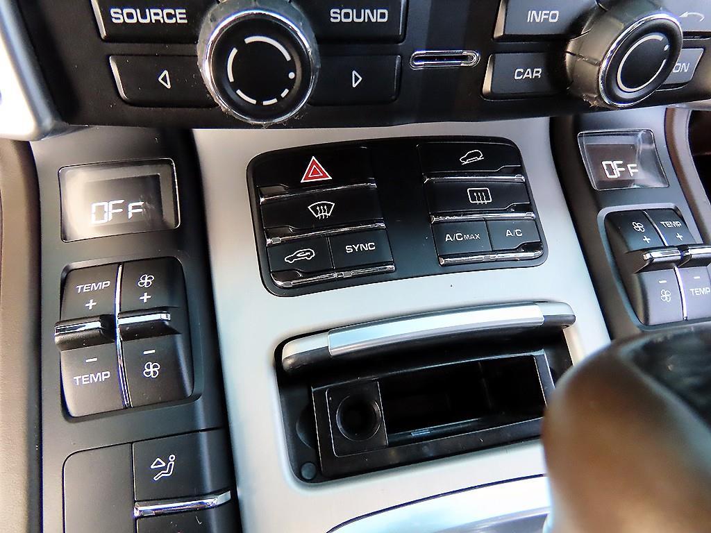 Porsche Cayenne — photo 12
