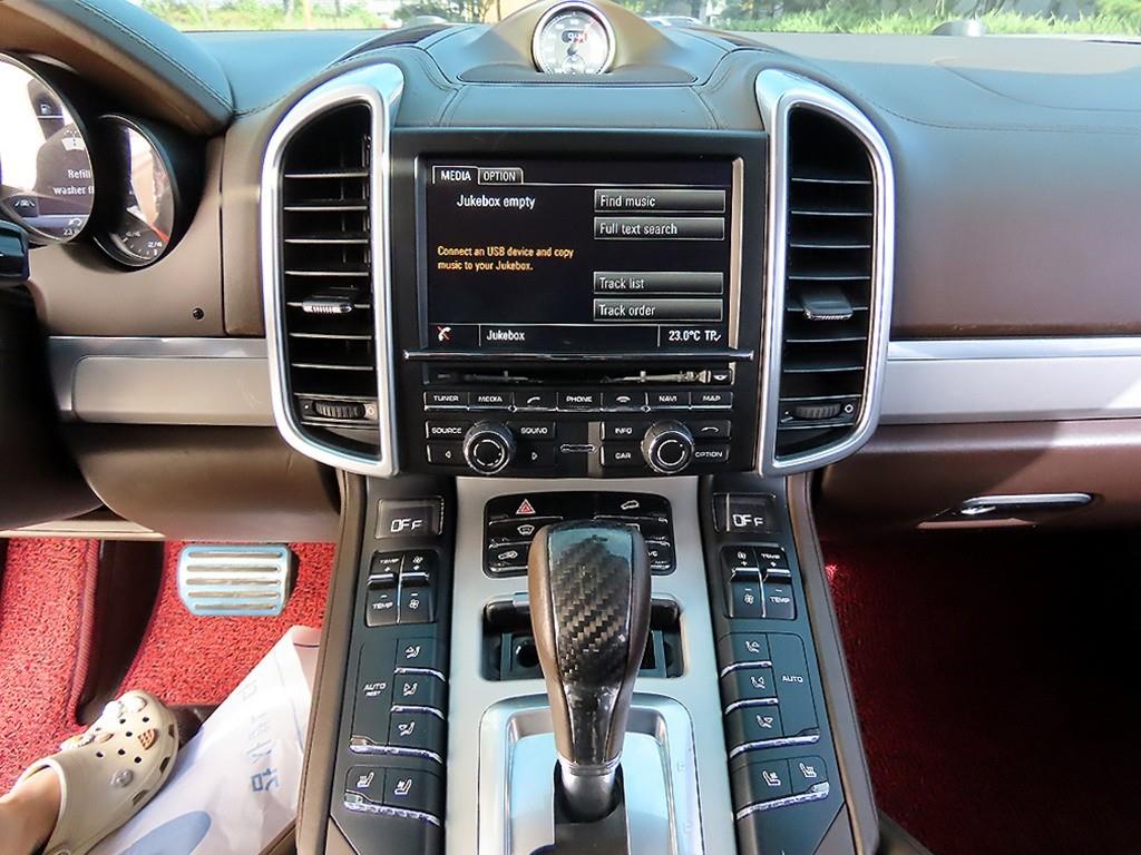 Porsche Cayenne — photo 13