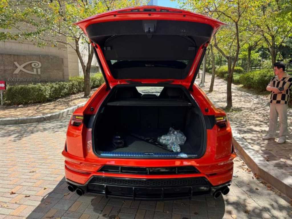 Lamborghini Urus — photo 04