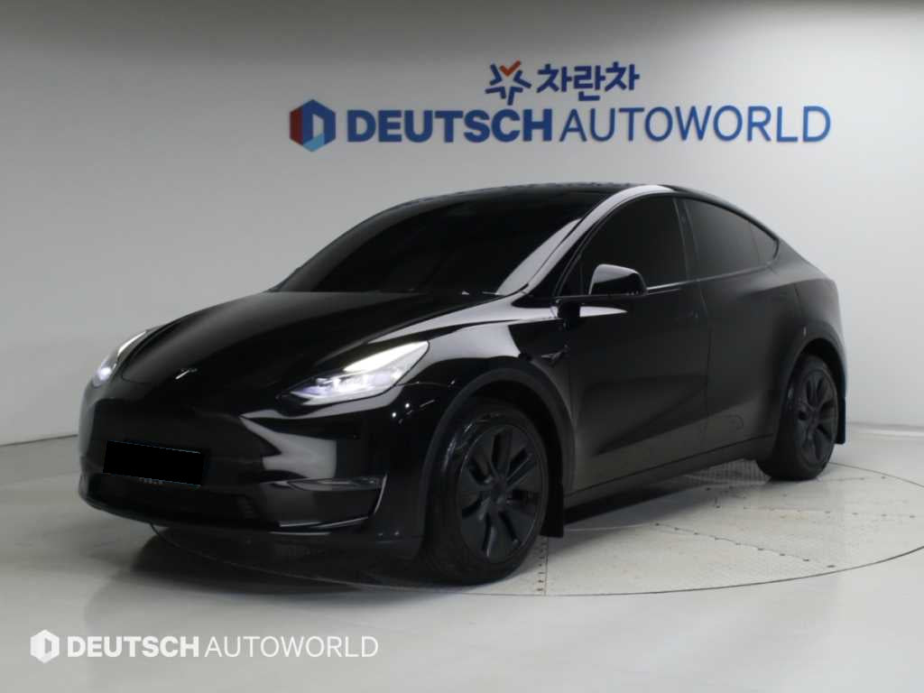 Tesla Model Y — photo 01