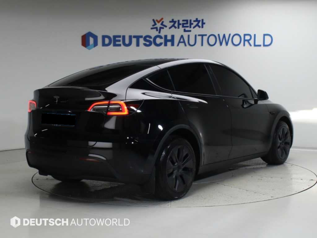 Tesla Model Y — photo 02