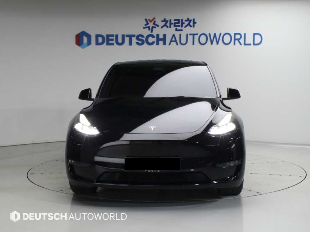 Tesla Model Y — photo 03