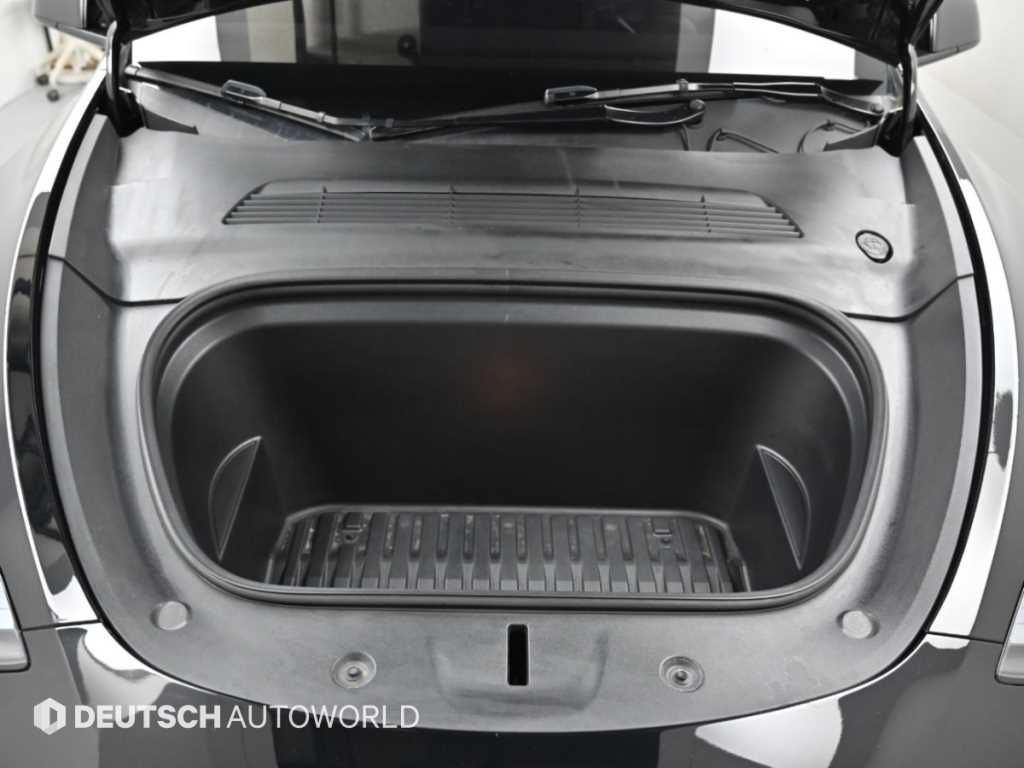 Tesla Model Y — photo 06