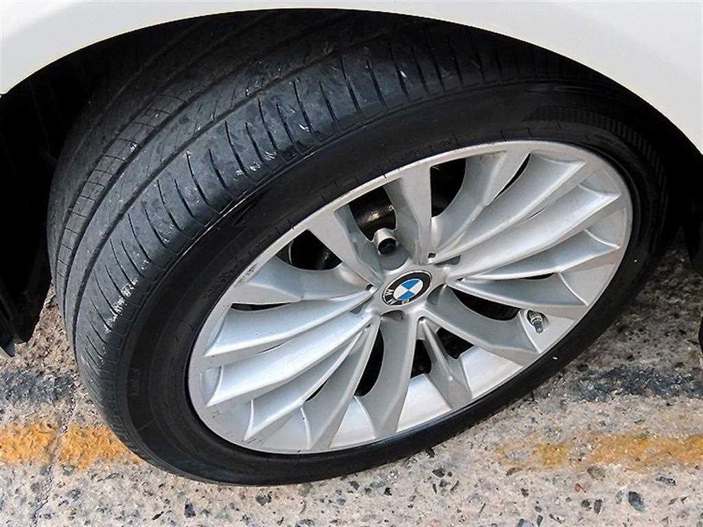 BMW 5-Series — photo 20