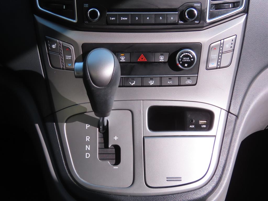 Hyundai Starex — photo 11