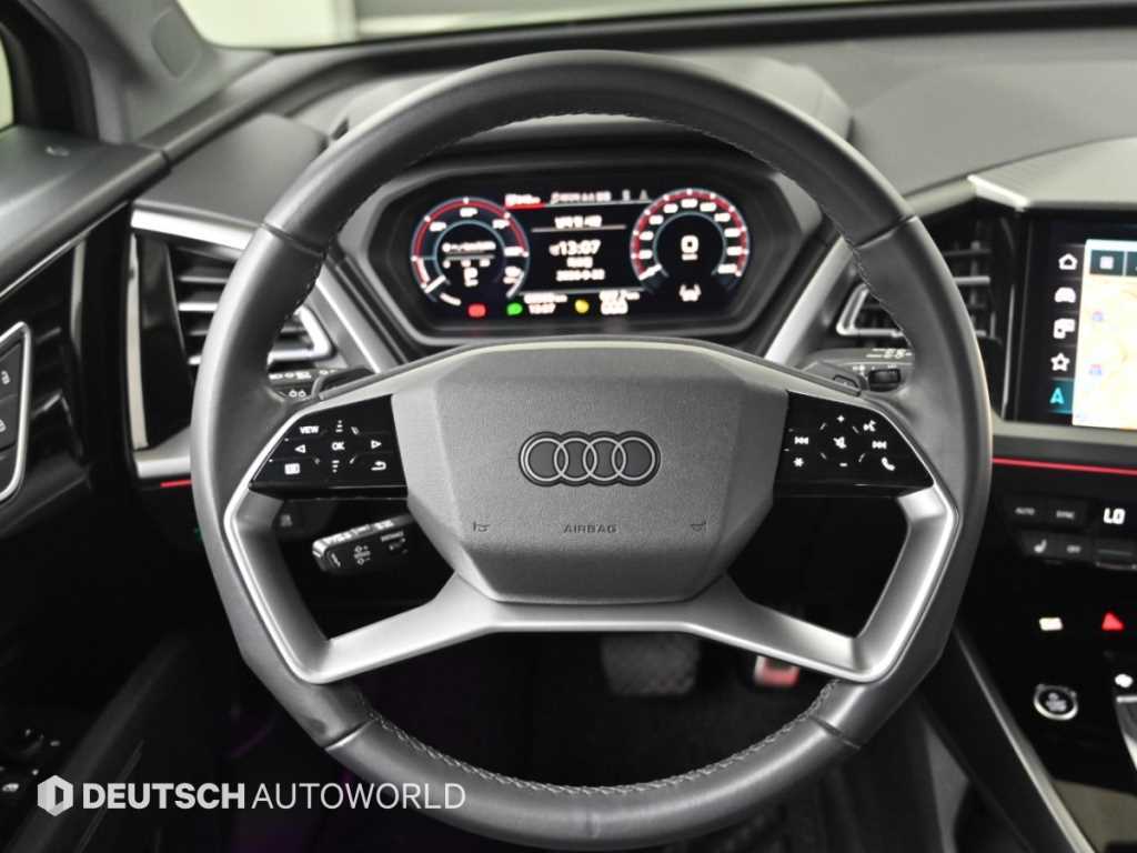 Audi Q4 e-tron — photo 13