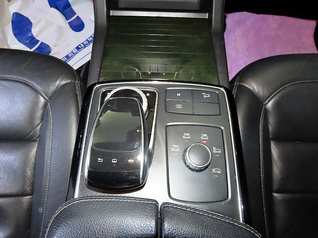Mercedes-Benz GLE-Class — photo 11