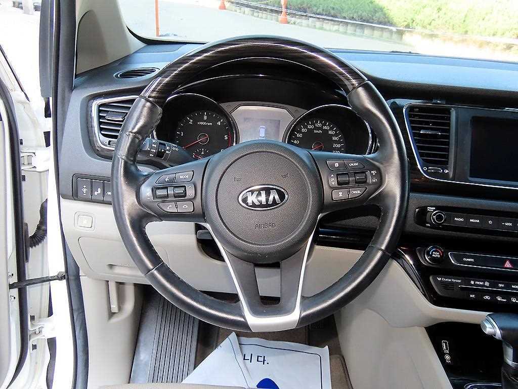 Kia Carnival — photo 09