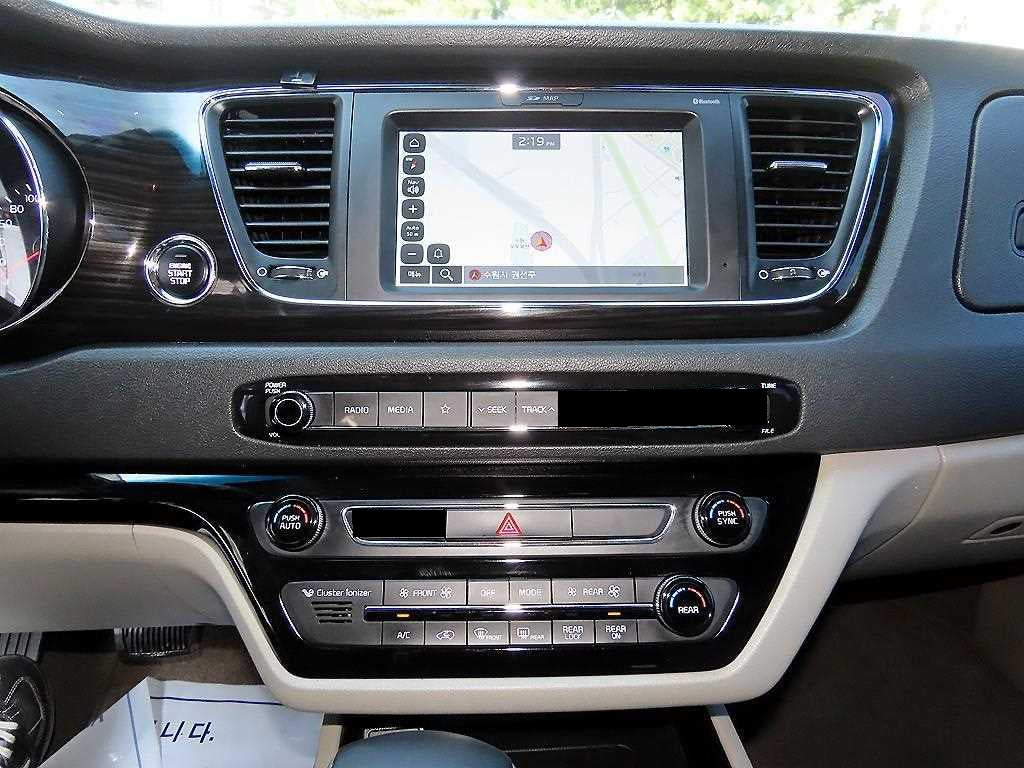 Kia Carnival — photo 13