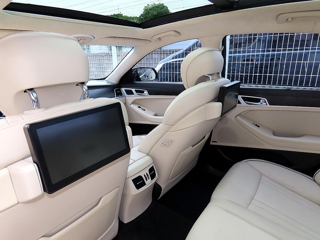 Hyundai Genesis — photo 15