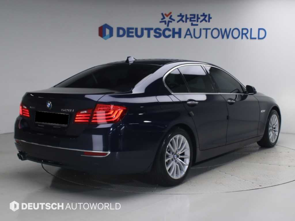BMW 5-Series — photo 02
