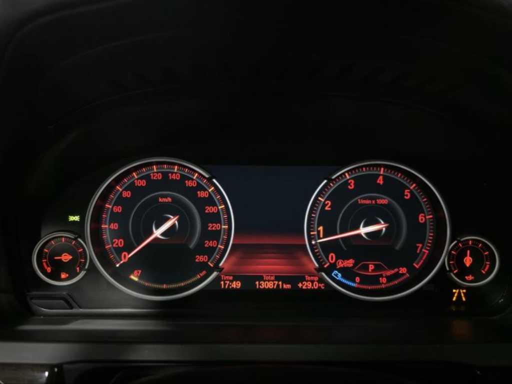 BMW 7-Series — photo 08