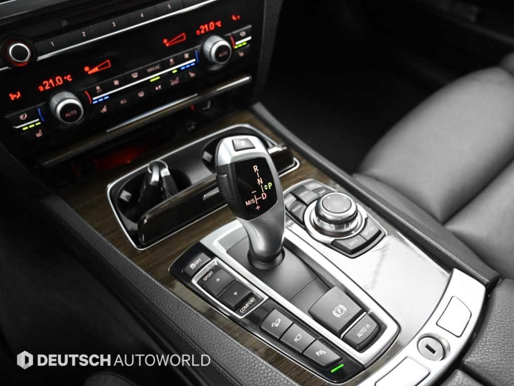 BMW 7-Series — photo 09