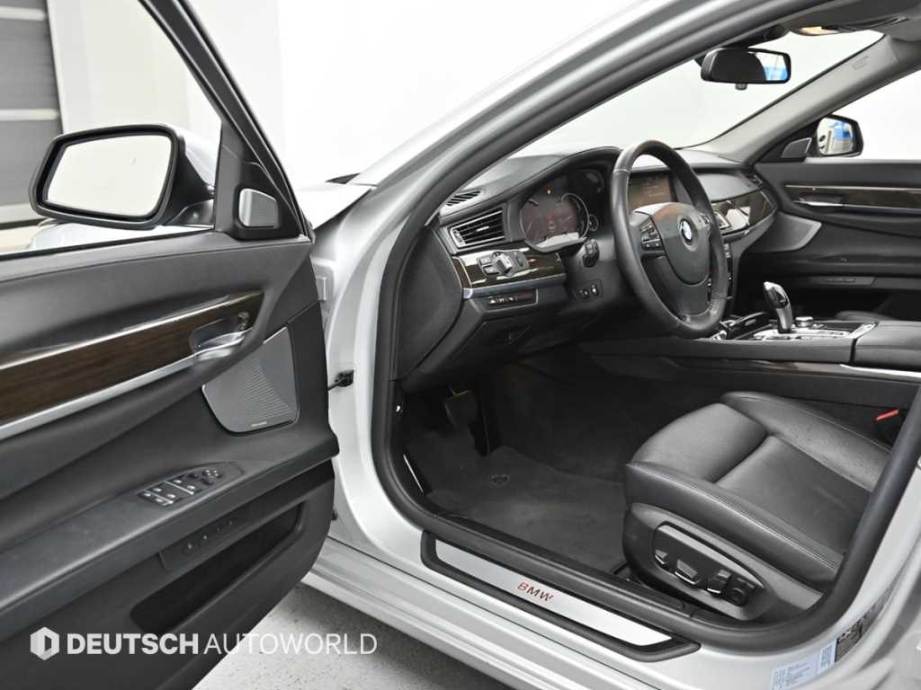 BMW 7-Series — photo 11