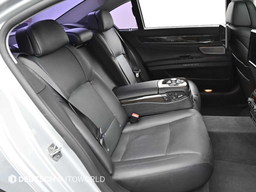 BMW 7-Series — photo 12