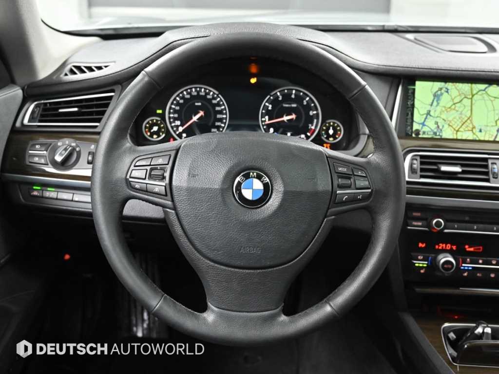 BMW 7-Series — photo 13