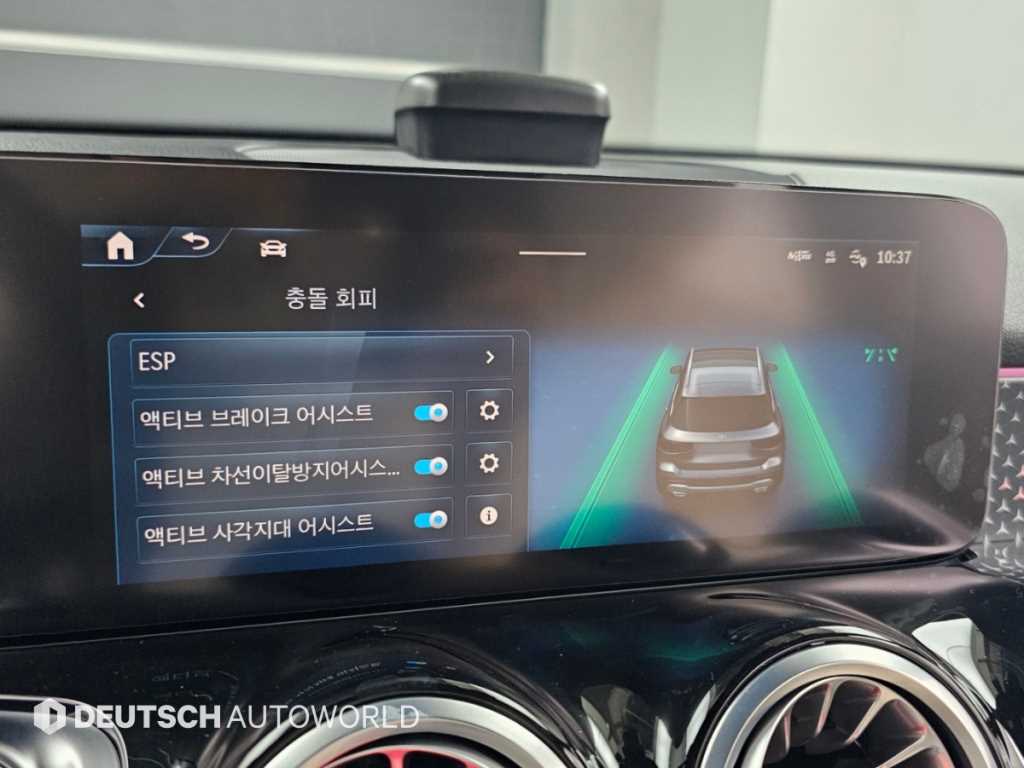 Mercedes-Benz GLB-Class — photo 17