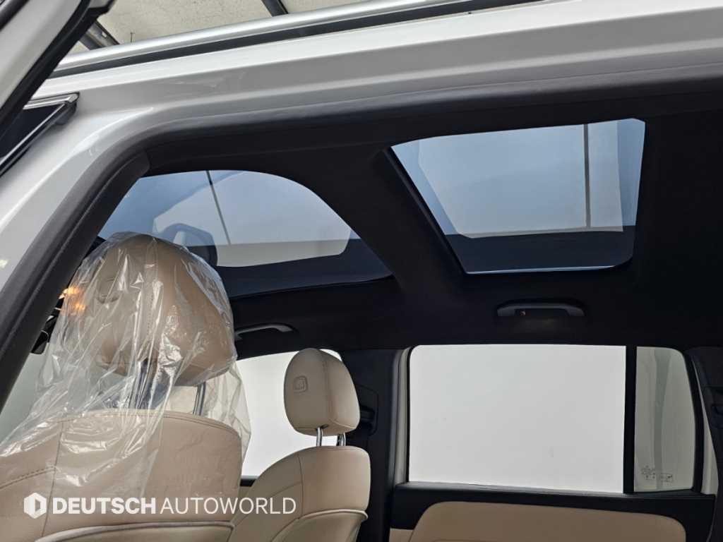 Mercedes-Benz GLB-Class — photo 18