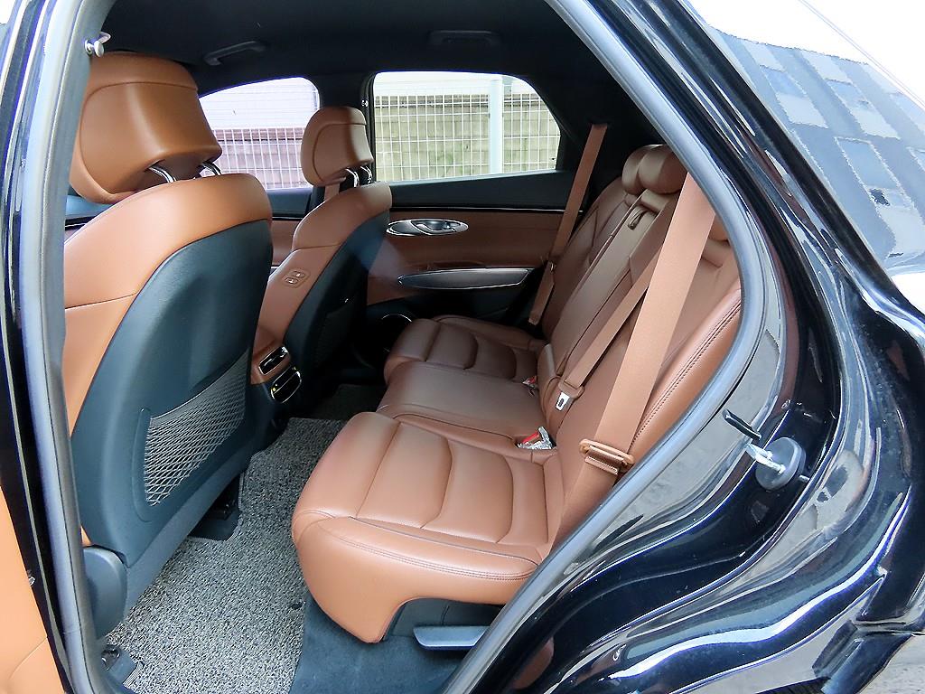 Genesis GV70 — photo 06