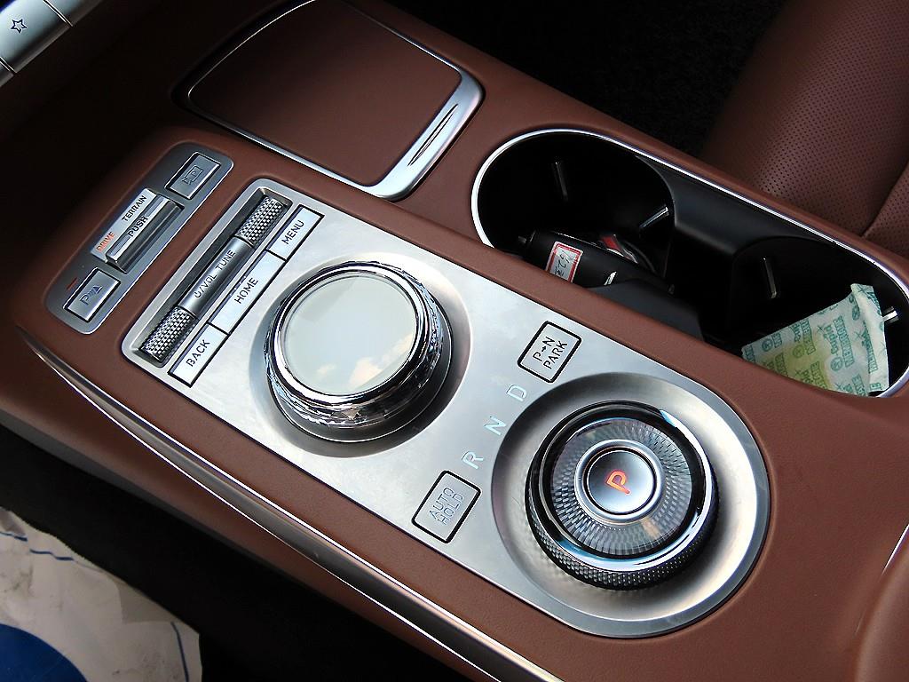 Genesis GV70 — photo 11