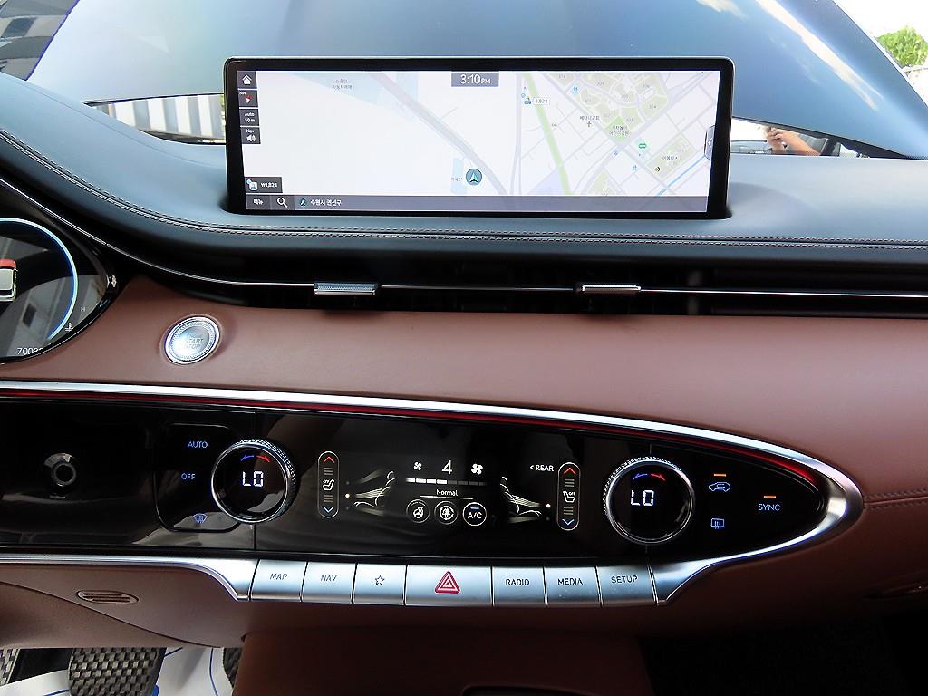 Genesis GV70 — photo 13
