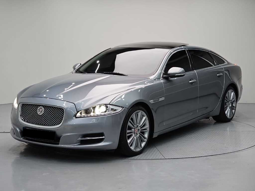 Jaguar XJ — photo 01